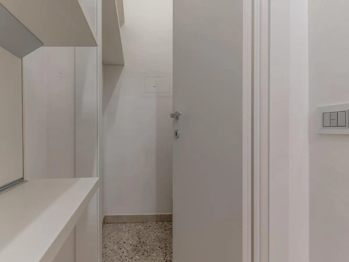 The Best Rent - Spacious Three-Bedroom Apartment In Moscova Milán 0*,  Itálie